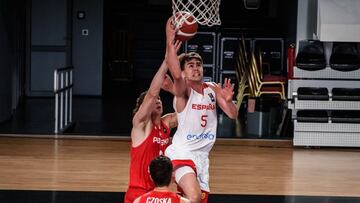 Juan Núñez entra a canasta ante Polonia en el duelo de octavos del Europeo Sub-20.