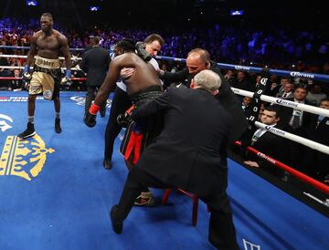 El boxeador estadounidense retuvo el título mundial de los pesados del Consejo Mundial en el primer asalto a los 2 minutos 59 segundos dejando KO al haitiano-canadiense.