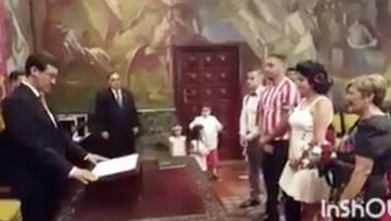 Se casa con la camiseta del Athletic y con el himno de fondo. Imagen: Twitter