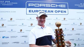 El inglés Richard McEvoy, junto al trofeo ganado en Hamburgo.