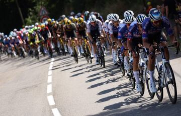 El pelot¨®n durante la decimotercera etapa del Tour de Francia 2022.