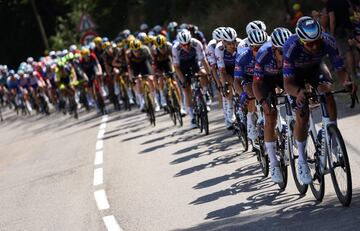 El pelotón durante la decimotercera etapa del Tour de Francia 2022.