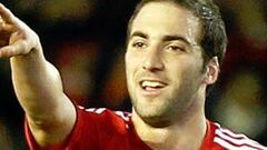 Insisten en el interés de City y Chelsea en el Pipa Higuaín