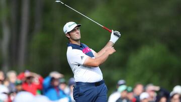 Jon Rahm golpea la bola en el hoyo 12 durante la primera jornada del Masters de Augusta.