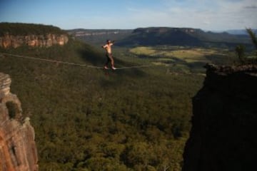 Es un deporte de equilibrio en el que se usa una cinta plana de nylon o poliéster que se engancha entre dos puntos fijos, generalmente árboles, y se tensa. Se diferencia del funambulismo en que en este se camina sobre un cable metálico. En el slackline tampoco se usa ninguna herramienta para ayudarse a mantener el equilibrio, como varas u otros medios.