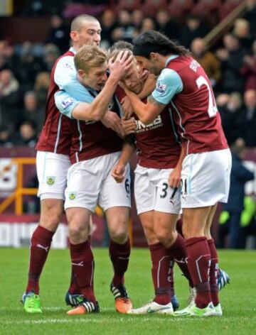 Scott Arfield festeja junto a sus compañeros su gol. 