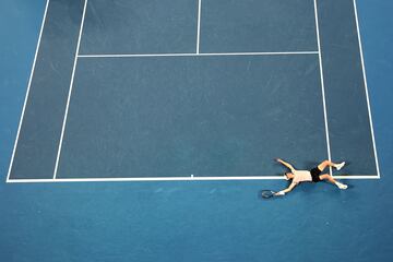 Jannik Sinner celebra el punto que le dio el campeonato. El tenista italiano conquistó su primer Grand Slam tras remontar 2 sets al ruso Daniil Medvedev.