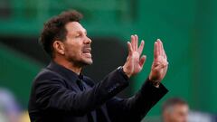 Simeone da instrucciones en un partido del Atl&eacute;tico.