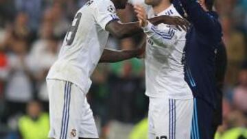 Adebayor se abraza a Higuaín.