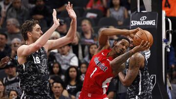 Pau Gasol defiende a Trevor Ariza.