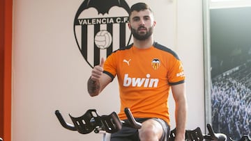 Patrick Cutrone, entrenando con el Valencia.