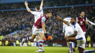 Rudy Gestede celebra el empate mientras los jugadores del Leicester reclaman la mano del delantero.