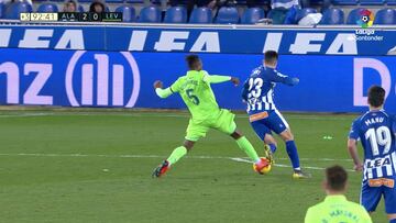 El error de Doukour¨¦ que le dio el 2-0 al Alav¨¦s: acab¨® hundido