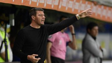 Argentina's Boca Juniors coach Sebastián Battaglia gestures during the Copa Libertadores group stage first leg football match against Bolivia's Always Ready at La Bombonera stadium in Buenos Aires on April 12, 2022. (Photo by Juan Mabromata / AFP) (Photo by JUAN MABROMATA/AFP via Getty Images)