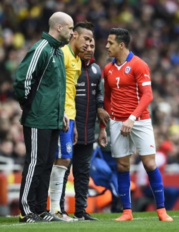 Alexis Sánchez recibe instrucciones de Jorge Sampaoli.