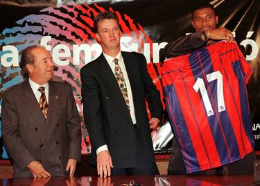 Van Gaal lo rescató del Milán a mediados de la temporada 1997-98. El defensa había formado parte del Ajax que se proclamó campeón de Europa en 1995 de la mano del entrenador holandés. En tres temporadas jugó 54 partidos, entre los que tuvo actuaciones realmente desastrosas. Su peor momento llegó cuando Van Gaal lo sustituyó en el minuto 20 de un partido de Champions en Suecia tras haber cometido varios errores graves.