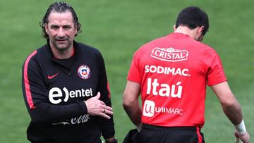 Pizzi comanda un entrenamiento de Chile.