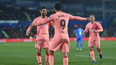 Messi ySu&aacute;erz celebran un gol en el partido entre Barcelona y Getafe.