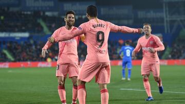 Messi ySu&aacute;erz celebran un gol en el partido entre Barcelona y Getafe.