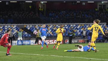 Naples (Italy), 25/02/2020.- Barcelona&#039;s Antoine Griezmann (R) scores during the UEFA Champions League round of 16 first leg soccer match between SSC Napoli vs FC Barcelona at the San Paolo stadium in Naples, Italy, 25 February 2020. (Liga de Campeon