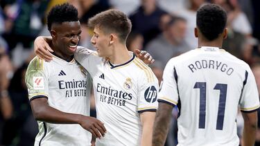 Vinicius y Arda Güler celebran el gol con el que el turco cerró la goleada (5-0) del Real Madrid al Alavés.