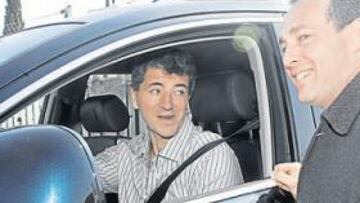 <b>CHARLA. </b>Miguel Ángel Gil Marín habló ayer con el redactor de AS a su llegada al Cerro del Espino antes de arengar a la plantilla.