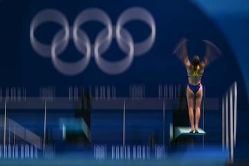 Valeria Antolino, saltando ante los aros olímpicos en la final de trampolín.