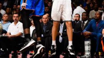 Mirza Teletovic lanza a canasta con la oposición de Serge Ibaka.