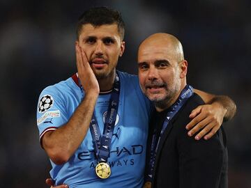 Rodrigo y Guardiola tras ganar la Champions League con el Manchester City.