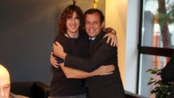 Puyol, el día de su ampliación con Sandro Rosell.