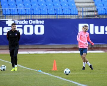 Griezmann ante la mirada de Simeone. 