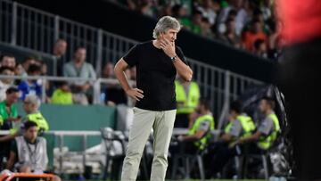 Manuel Pellegrini en el partido del Betis ante el Villamarín en el Benito Villamarín. CRISTINA QUICLER / AFP