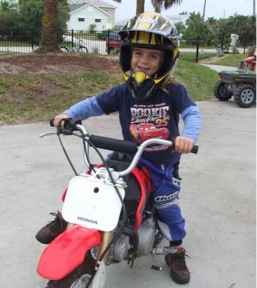 La surfista más joven del CT femenino, que el año pasdo fue subcampeona, ha aprovechado para presentar un vídeo llamado Insolation en el que se la ve surfeando Teahupoo como si fuera una olita y se ha hecho viral. También ha hecho posts por el Earth Day, felicitando a su padre o... recordando fotos de cuando era pequeña -más pequeña- como esta. 