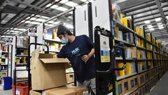 Un trabajador de Amazon en los almacenes de la compa&ntilde;&iacute;a