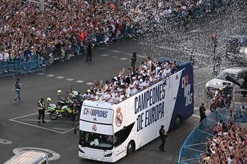 Los jugadores del Real Madrid a su llegada en autobús a la Plaza de Cibeles.