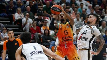 VALENCIA, 06/04/2023.- El base del Valencia Basket Shannon Evans (2-d) se dispone a lanzar ante Daniel Hackett (d), del Virtus Bolonia, durante el partido de la Euroliga de baloncesto que Valencia Basket y Virtus Bolonia disputan este jueves en el pabellón de la Fuente de San Luis. EFE/Miguel Ángel Polo
