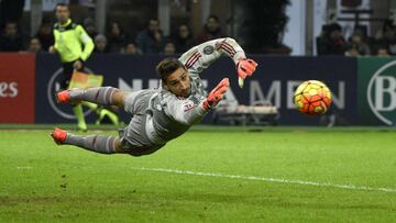 AC Milan's goalkeeper from Italy Gianluigi Donnarumma makes a save during the Italian Serie A football match AC Milan vs Sampdoria on November 28, 2015 at the San Siro Stadium stadium in Milan. AFP PHOTO / OLIVIER MORIN