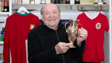 Simoes posa para AS: a la izquierda, la camiseta de Portugal con la que marcó a Brasil en el 66 (Portugal fue tercera en ese Mundial). A la derecha, con la que jugó ante el Madrid en 1962