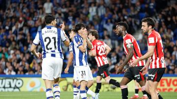 SAN SEBASTIÁN, 04/05/2025.- El defensa de la Real Sociedad Jon Martín (c) reacciona tras fallar una ocasión durante el partido de LaLiga EA Sports de fútbol que Real Sociedad y Athletic Club disputan este domingo en el Reale Arena, en San Sebastián. EFE/Juan Herrero
