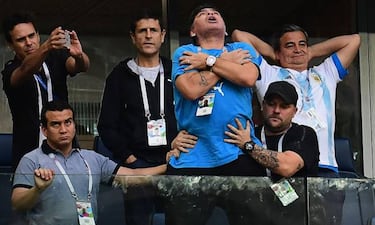El show de Maradona: enseñar la tripa, dormirse, peinetas...