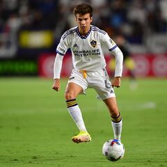 Riqui Puig threaded the needle to assist Chicharito in his first MLS start