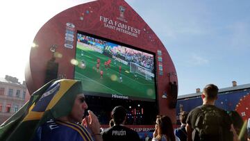 Aficionados siguen el Corea del Sur-Alemania en la pantalla gigante de la 'fan fest' de San Patersburgo.