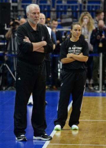 Gregg Popovich y Becky Hammon, entrenador principal y asistente.