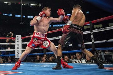 Las fotos más espectaculares del brutal KO de Canelo a Amir Khan