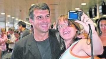 <b>POPULAR. </b>Joan Laporta se fotografía junto a una aficionada en un aeropuerto.