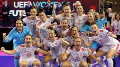 Las jugadoras de la selecci&oacute;n espa&ntilde;ola celebran el t&iacute;tulo, tras ganar a Portugal en la final del Campeonato de Europa de f&uacute;tbol sala disputada este domingo en Gondomar (Portugal).