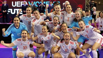 Las jugadoras de la selecci&oacute;n espa&ntilde;ola celebran el t&iacute;tulo, tras ganar a Portugal en la final del Campeonato de Europa de f&uacute;tbol sala disputada este domingo en Gondomar (Portugal).