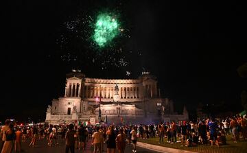 Los aficionados italianos celebran la victoria de su selección en Roma.