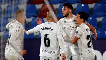 VALENCIA, 02/04/2021.-El jugador del Huesca Rafa Mir (2d), celebra su gol contra el Levante durante el partido de la jornada 29 de LaLiga celebrado hoy viernes en el estadio Ciudad de Valencia.- EFE/Juan Carlos Cárdenas