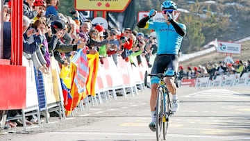 El colombiano Miguel Ángel López celebra su victoria en la cuarta etapa de la Volta Ciclista a Catalunya 2019 con final en la estación de esquí de La Molina.